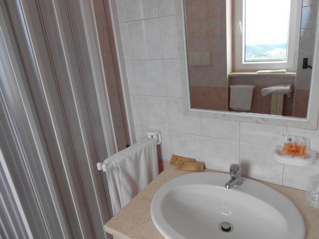 Hotel Santangelo Monte SantʼAngelo الغرفة الصورة